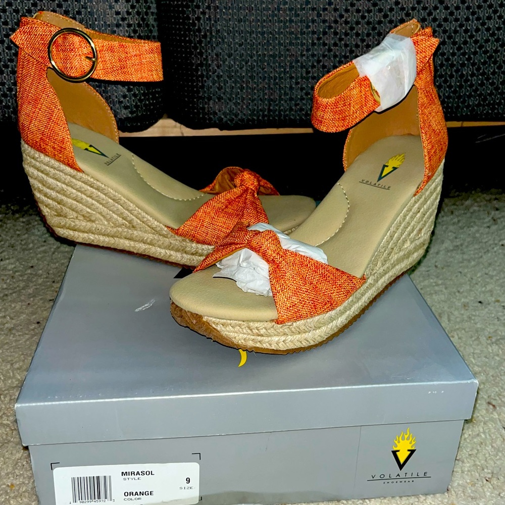 NIB Volatile mirasol orange wedges size 9
